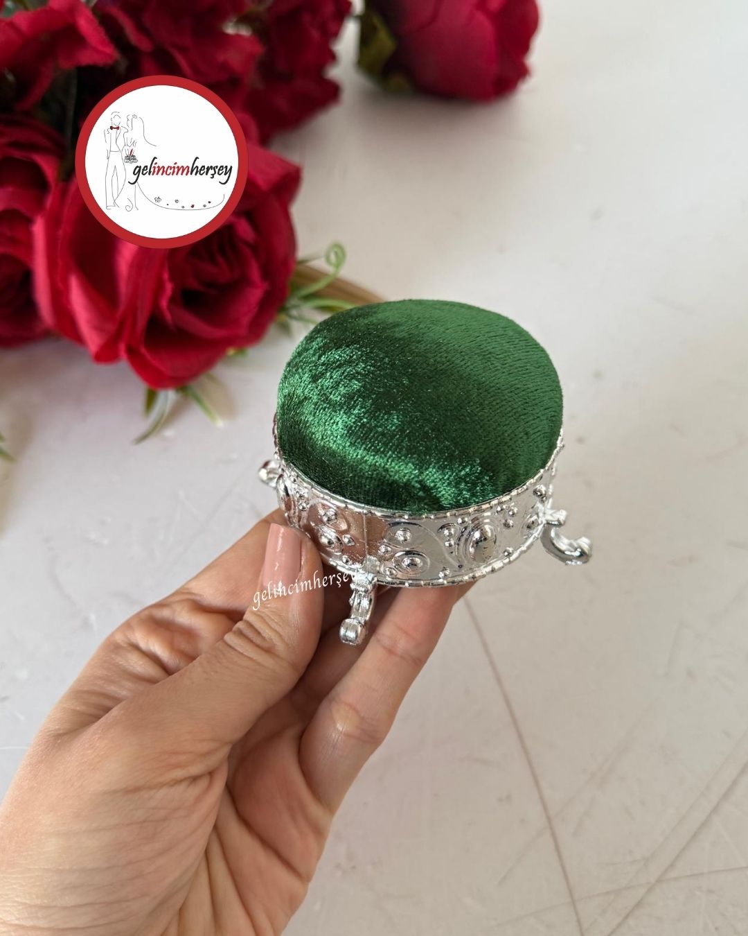 GelincimherşeyKadifeKaplı4AyaklıPufİğnelikYeşil