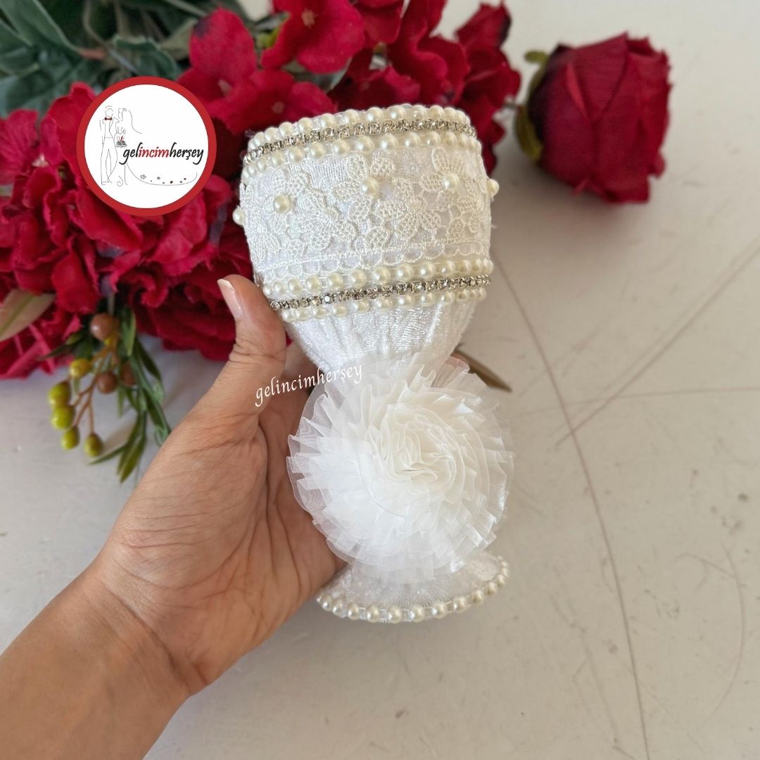 GelincimherşeyKadifeKaplamaTaşGüpürİnciSüslemeliTakıTöreniiçinİğnelikEkru1