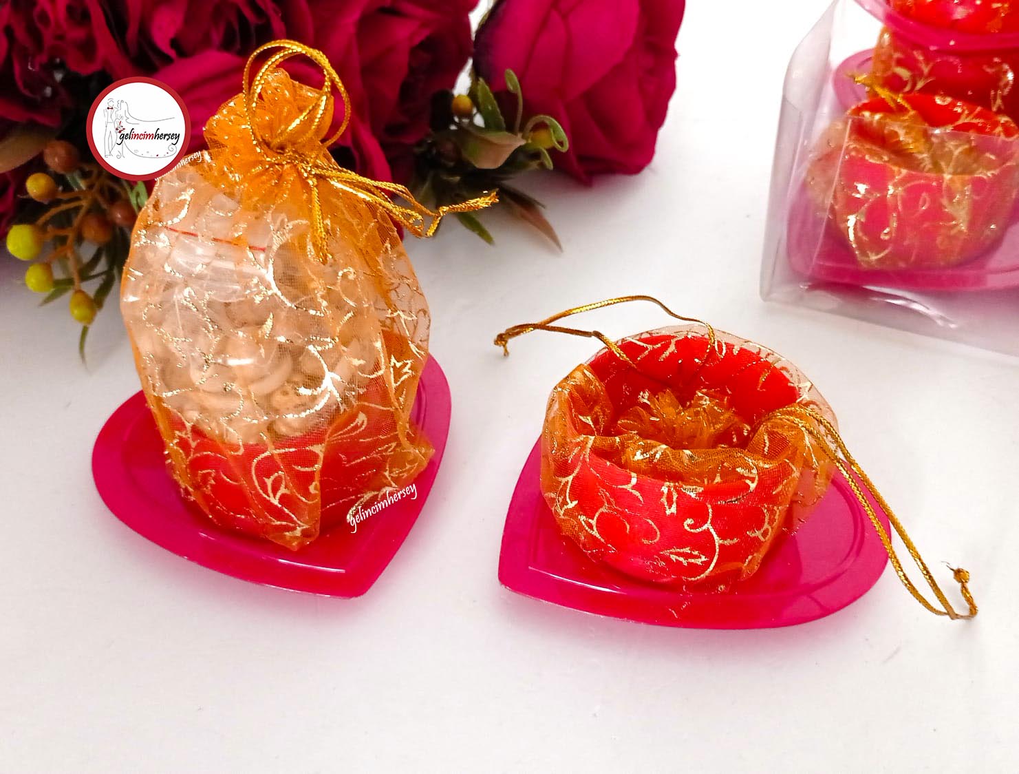 gelincimhersey Kırmızı altlıklı çerezlik kutu.