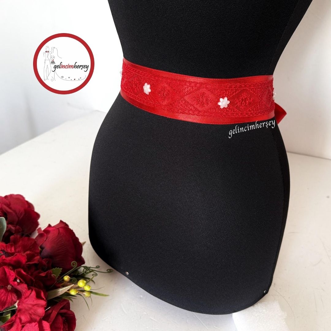 GelincimherşeyGelinİçinKırmızıDantelliİnciliUçlarıSatenKurdeleKuşak1