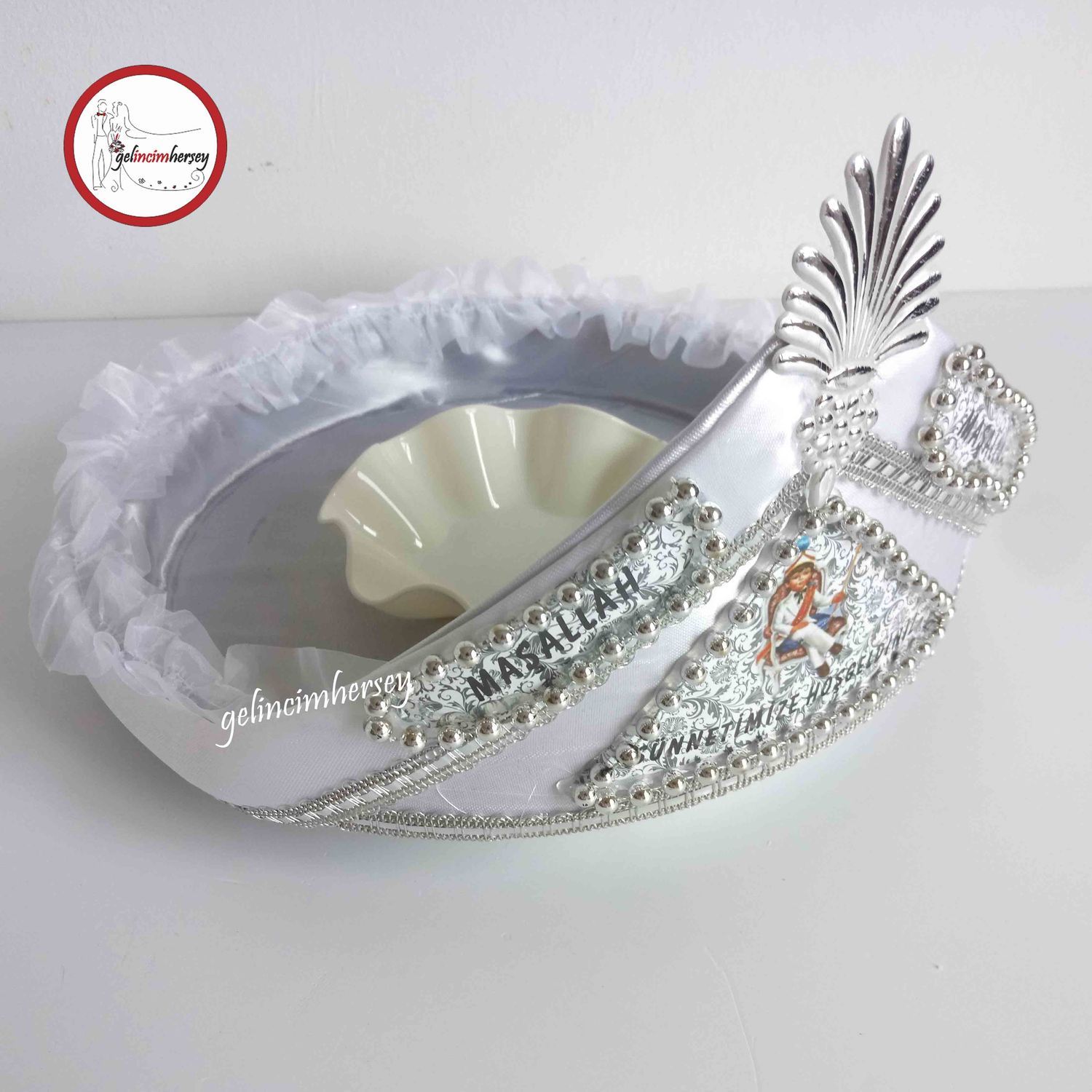 GelincimherseySunnetSapkasiSeklindeKinaSepetiveKinaTepsisiGumus1