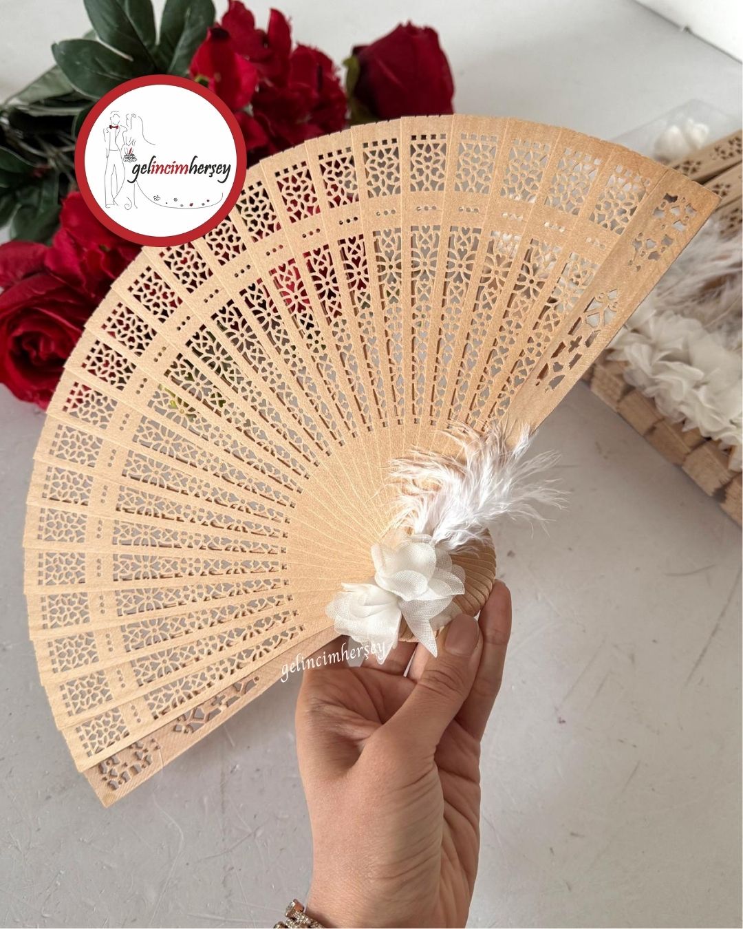 Gelincimherşey20'liÇiçekliTüylüAhşapYelpazeHediyelikEkru1