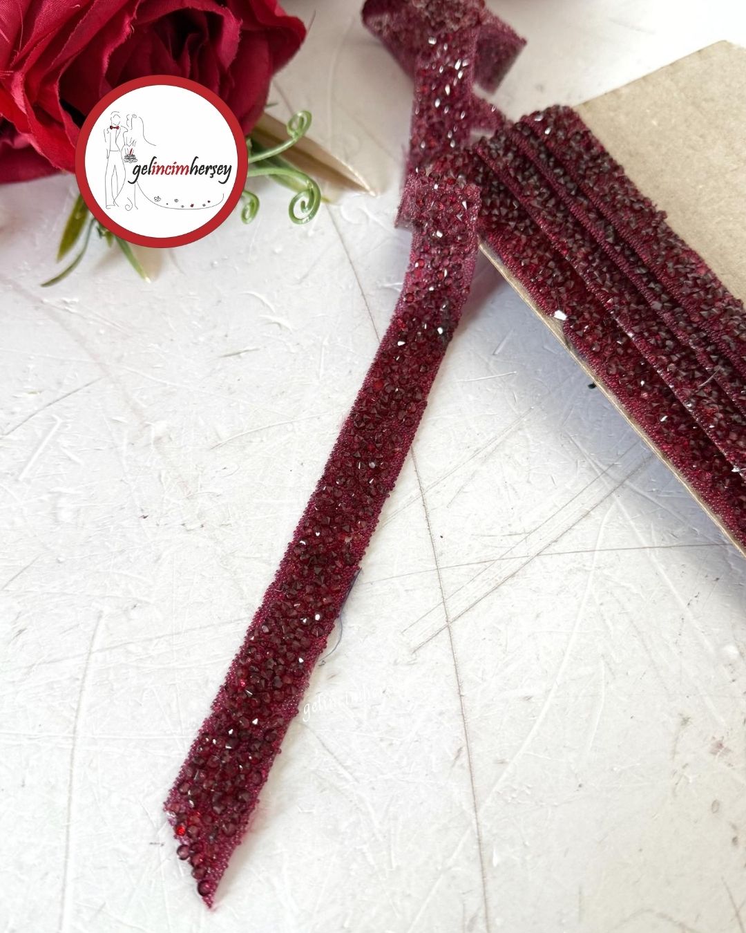 GelincimherşeyÜtüİleYapışanTaşlıŞerit1.5cm3mtBordo