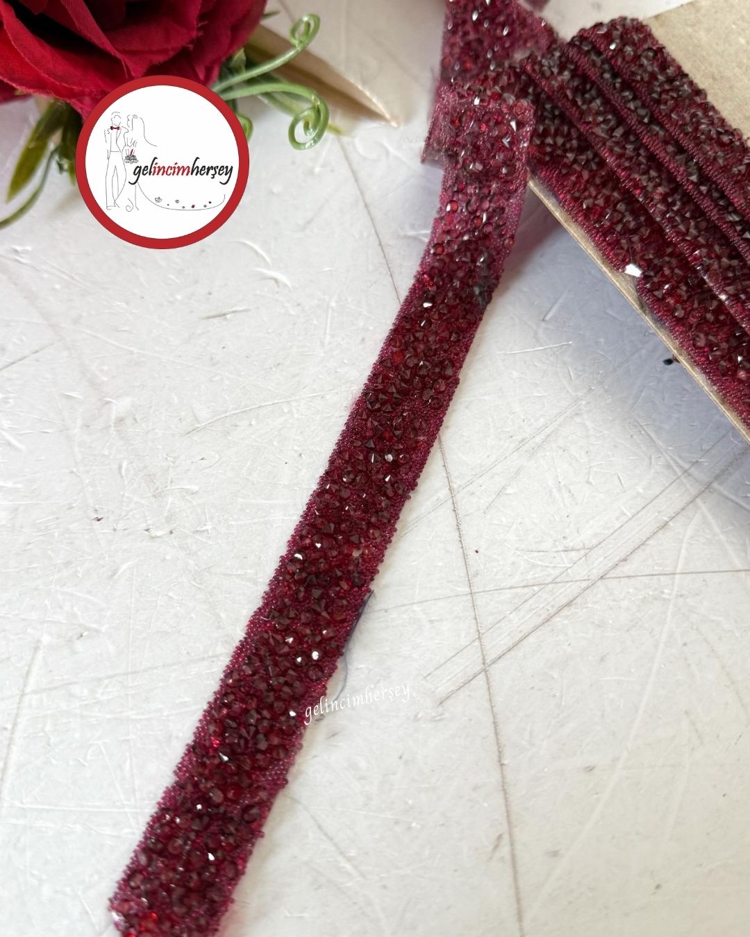 GelincimherşeyÜtüİleYapışanTaşlıŞerit1.5cm3mtBordo1