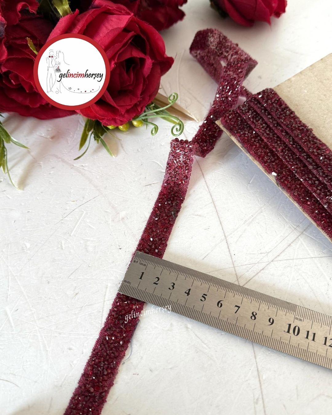 GelincimherşeyÜtüİleYapışanTaşlıŞerit1.5cm3mtBordo2