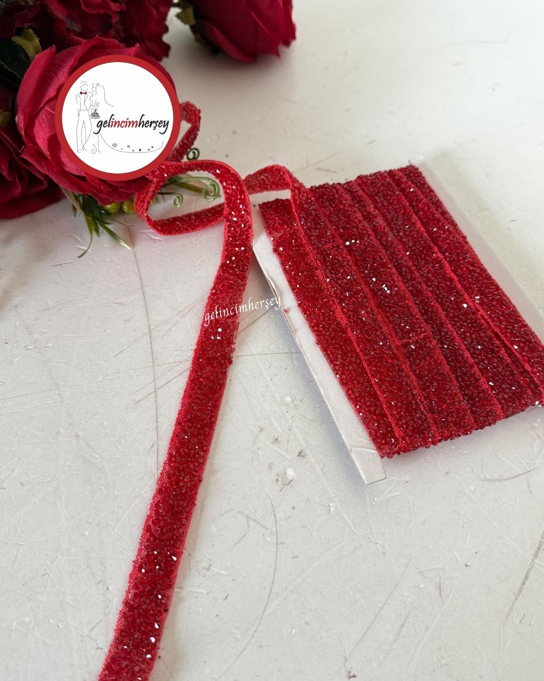 GelincimherşeyÜtüİleYapışanTaşlıŞerit1.5cm3mtKırmızı