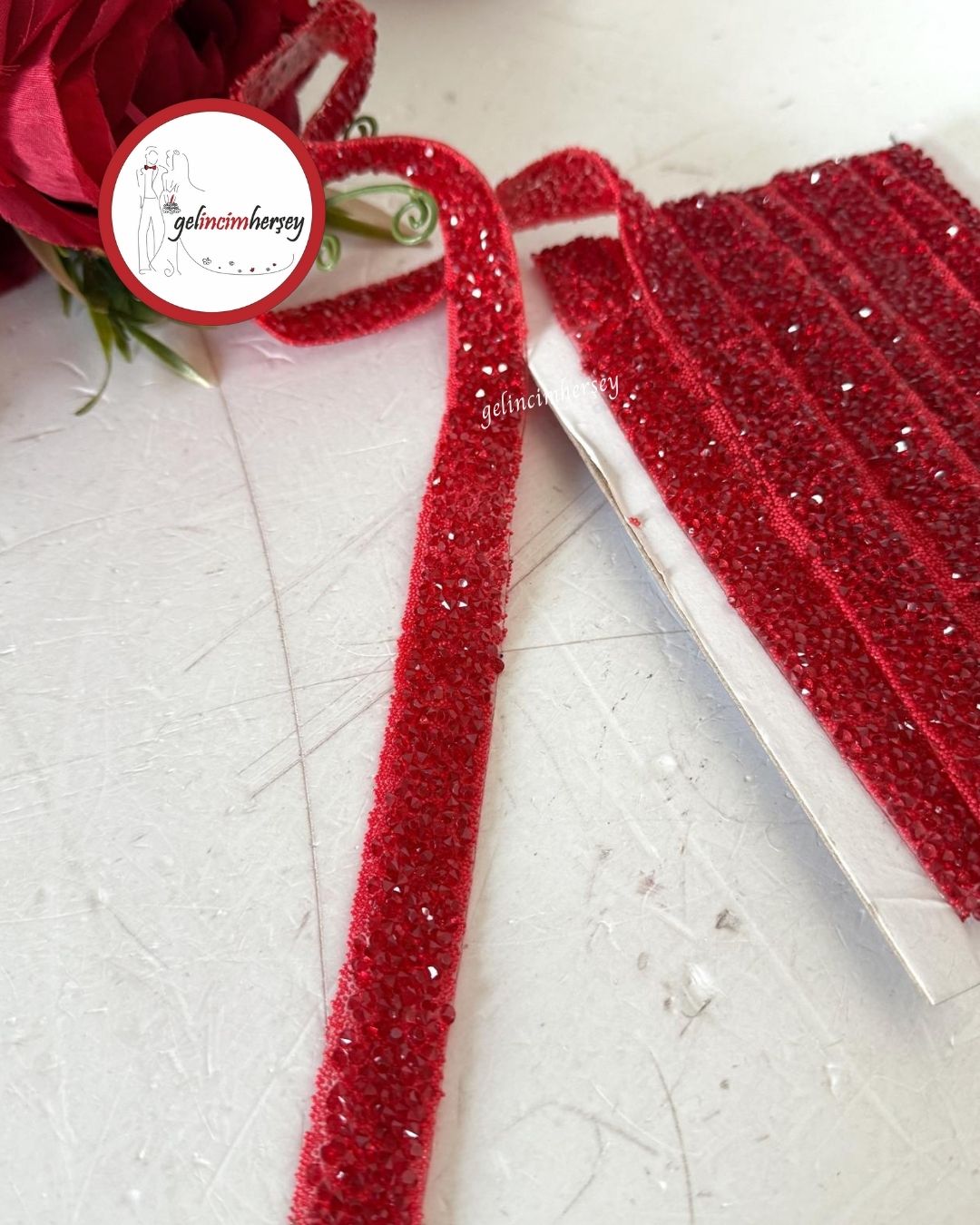 GelincimherşeyÜtüİleYapışanTaşlıŞerit1.5cm3mtKırmızı1