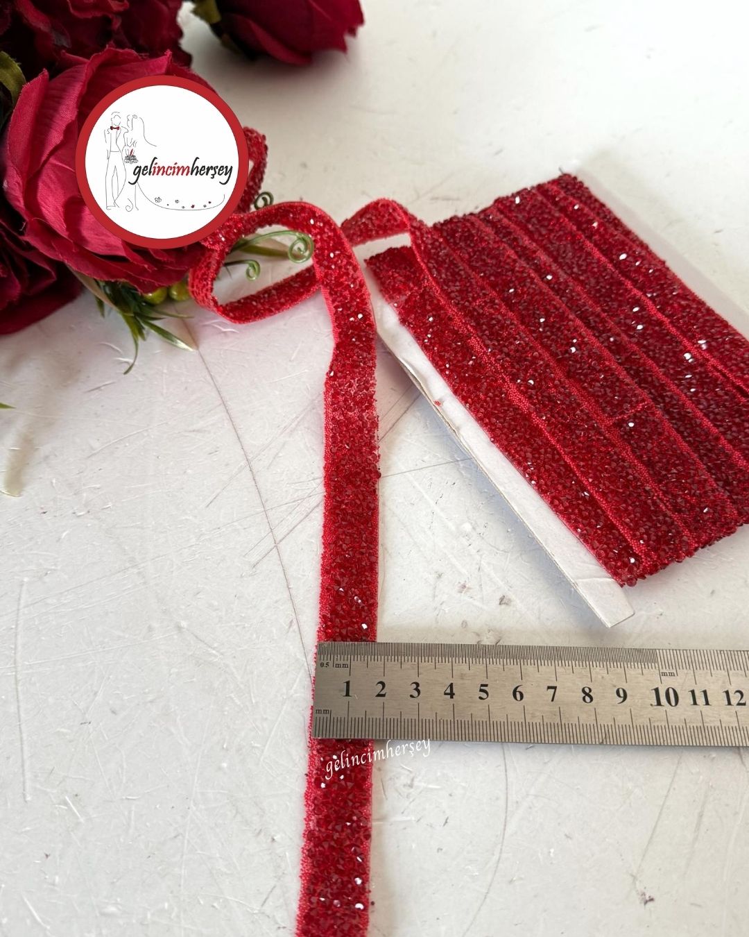 GelincimherşeyÜtüİleYapışanTaşlıŞerit1.5cm3mtKırmızı2
