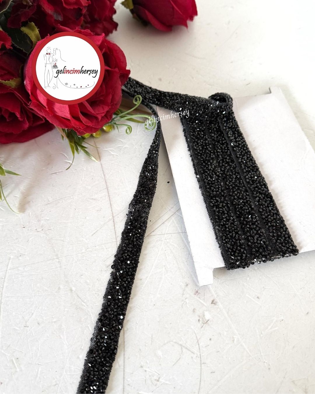 GelincimherşeyÜtüİleYapışanTaşlıŞerit1.5cm3mtSiyah