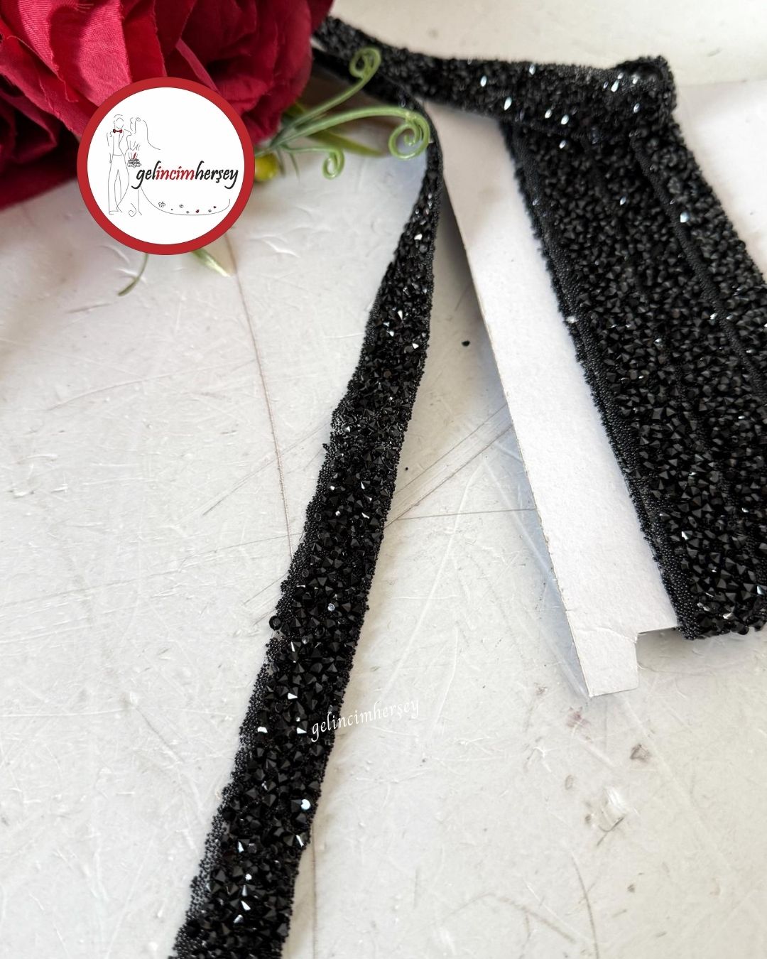 GelincimherşeyÜtüİleYapışanTaşlıŞerit1.5cm3mtSiyah1