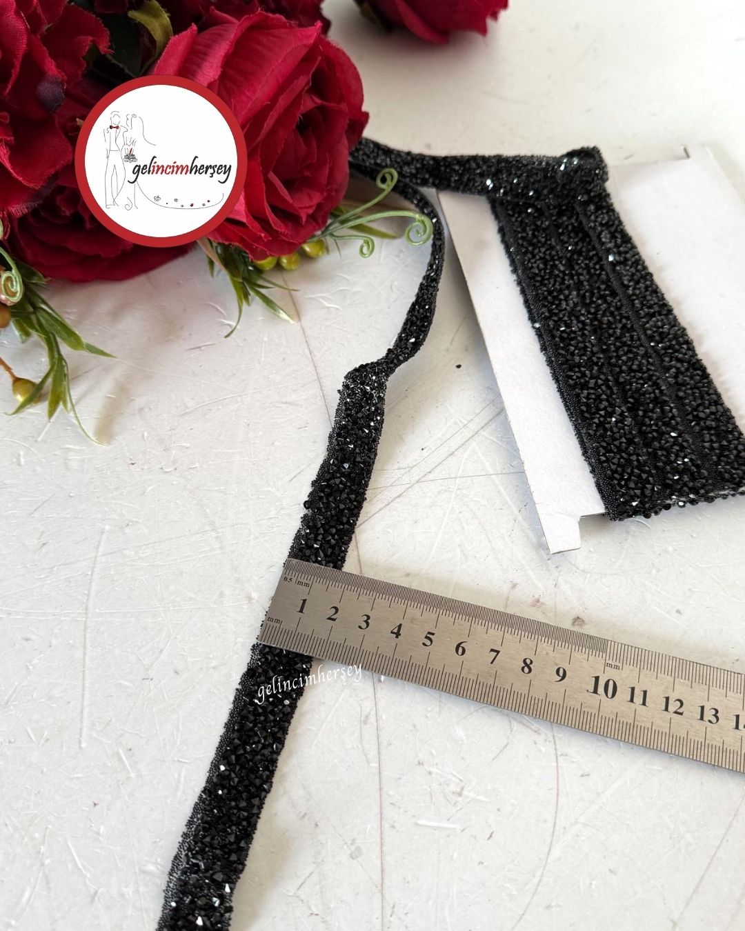 GelincimherşeyÜtüİleYapışanTaşlıŞerit1.5cm3mtSiyah2