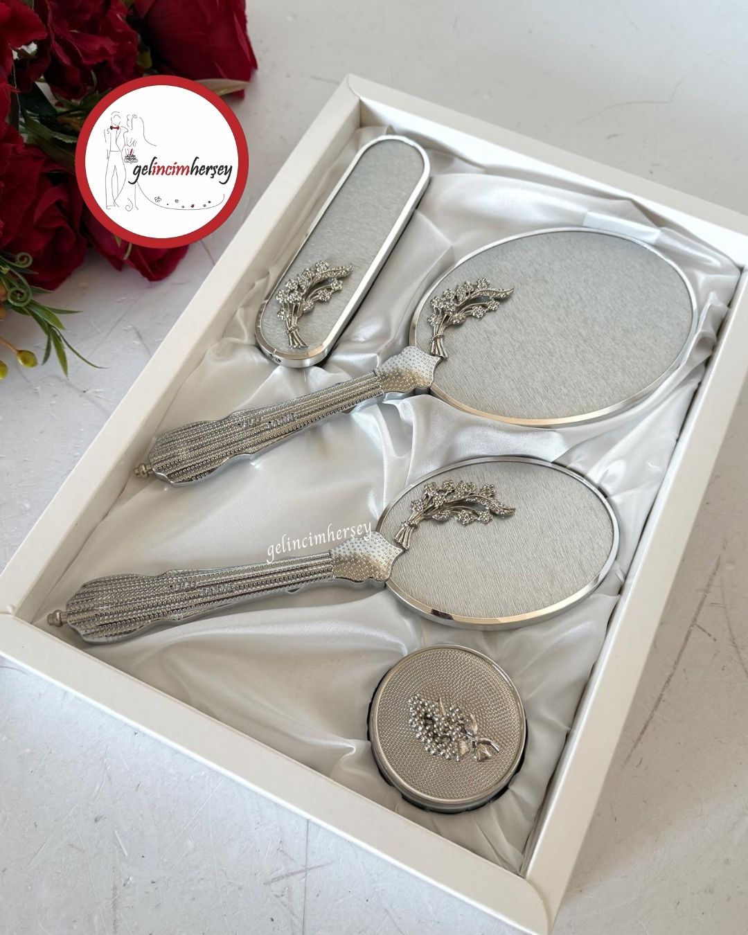 Gelincimherşey4ParçaAynaTarakZambakGümüş1