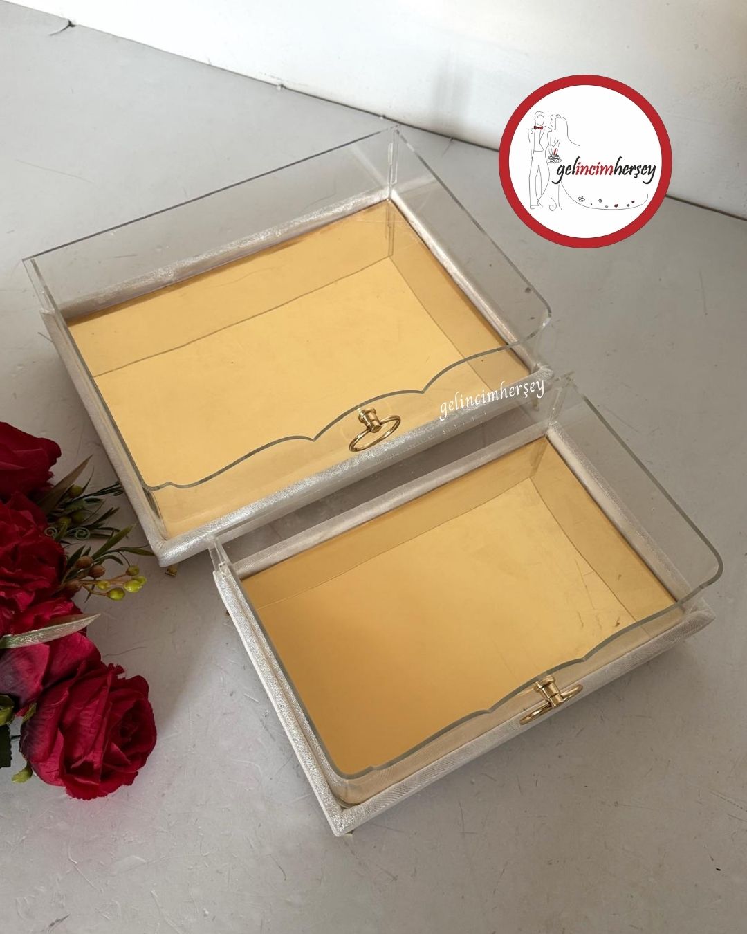 Gelincimherşey2'liModernÇeyizlikKadifeTabanlıŞeffafÇeyizSunumTepsisiGold Gelincimherşey 2'li Modern Çeyizlik Kadife Tabanlı Şeffaf Çeyiz Sunum Tepsisi Gold