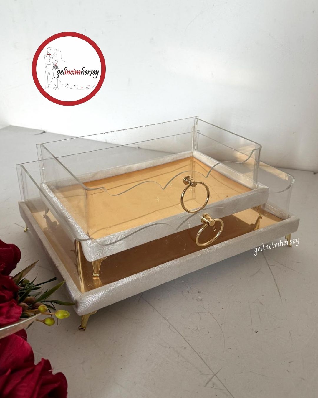 Gelincimherşey2'liModernÇeyizlikKadifeTabanlıŞeffafÇeyizSunumTepsisiGold1 Gelincimherşey 2'li Modern Çeyizlik Kadife Tabanlı Şeffaf Çeyiz Sunum Tepsisi Gold