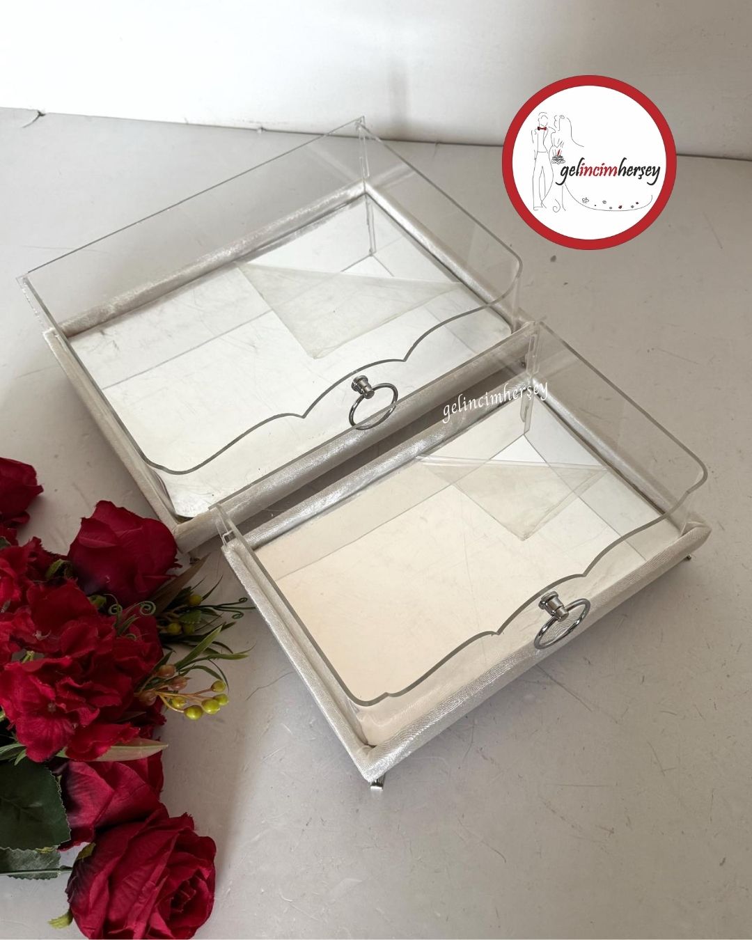 Gelincimherşey2'liModernÇeyizlikKadifeTabanlıŞeffafÇeyizSunumTepsisiGümüş2 Gelincimherşey 2'li Modern Çeyizlik Kadife Tabanlı Şeffaf Çeyiz Sunum Tepsisi Gümüş