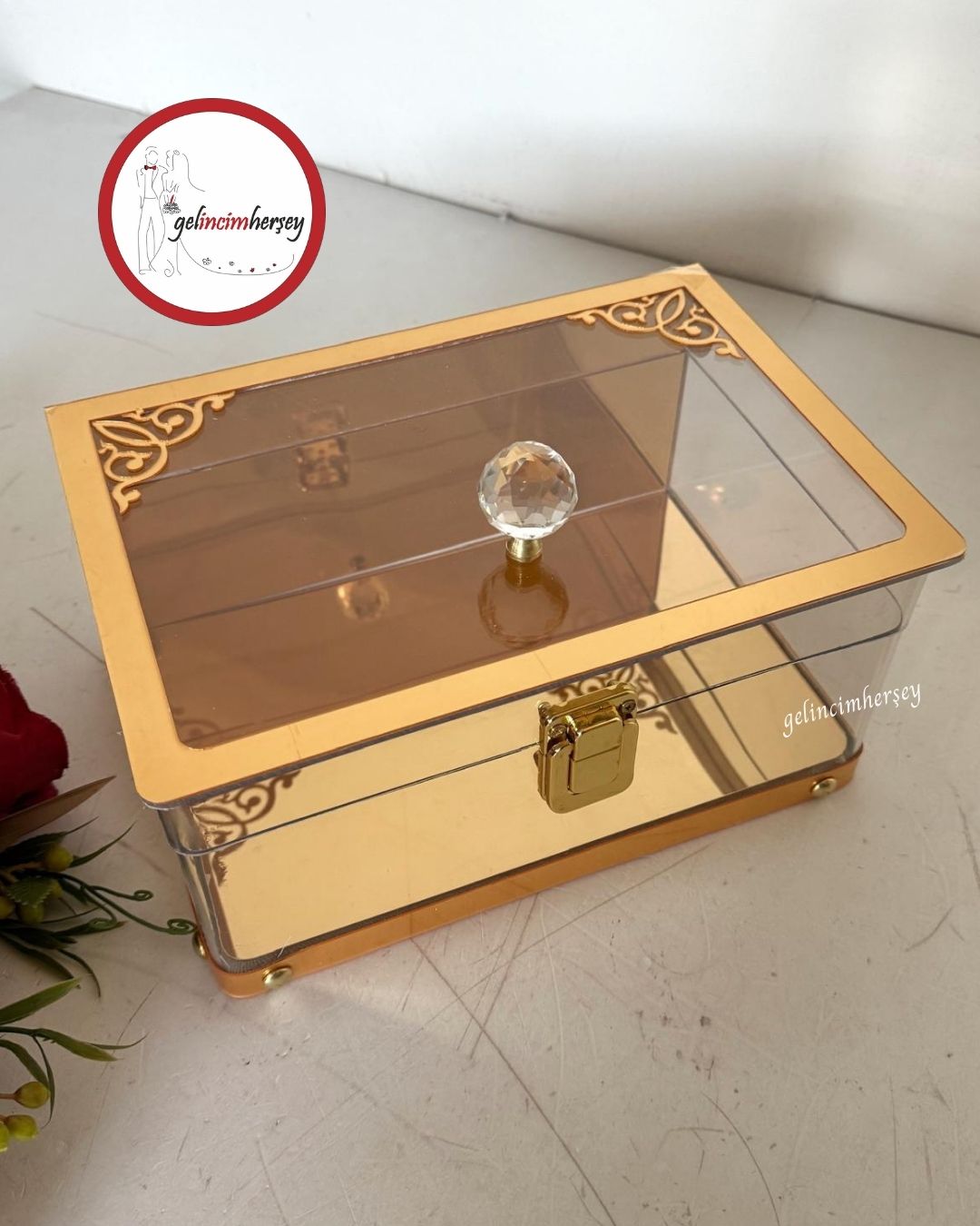 GelincimherşeyGoldKristalBaşlıklıŞeffafMakyajSandığı1 Gelincimherşey Gold Kristal Başlıklı Şeffaf Makyaj Sandığı